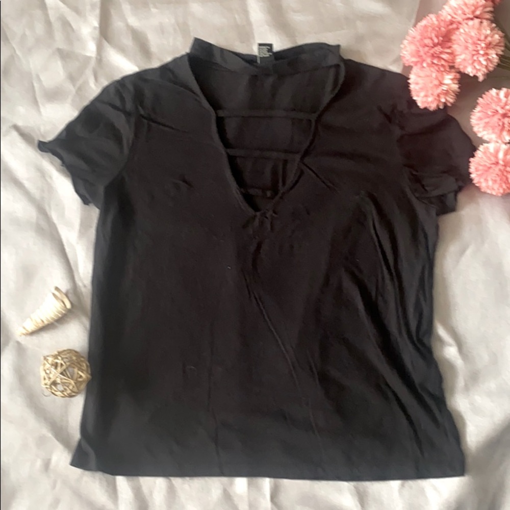 🌺FOREVER 21 Slit V T-shirt🌺